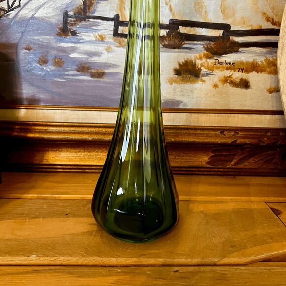 Vintage Mid-Century LE Smith Avocado Green Stretch Glass Swung Vase - Picture 6 of 6